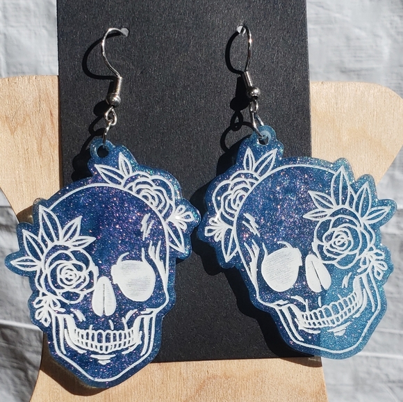 Violet color shifting Skull Earrings/Resin Jewelry/ Stainless Steel Hooks - Picture 2 of 3
